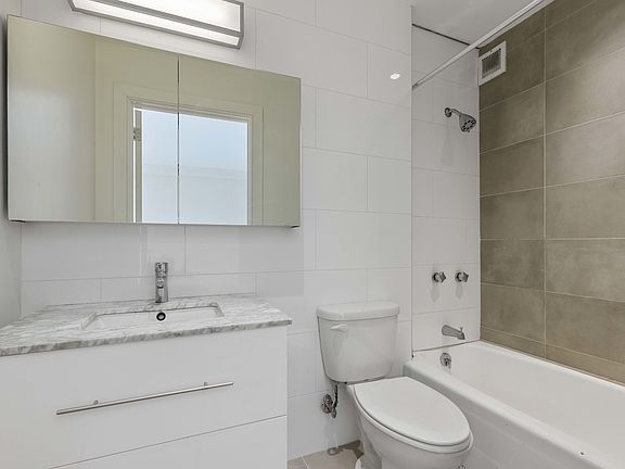 4th image of 230 E 44th St Penthouse B1