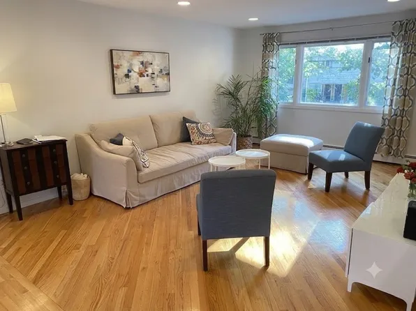208 Charles St #1A, Cambridge, MA 02141