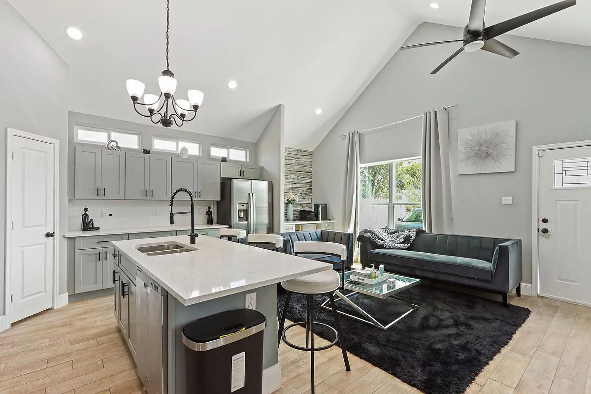 3 bed, 2.0 bath, 1260 sqft, $1,900 — Photo 3