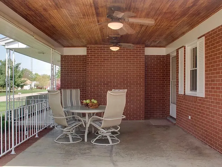 402 Lee Ave — Photo 11