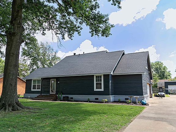 2nd image of 809 Putting Green Dr