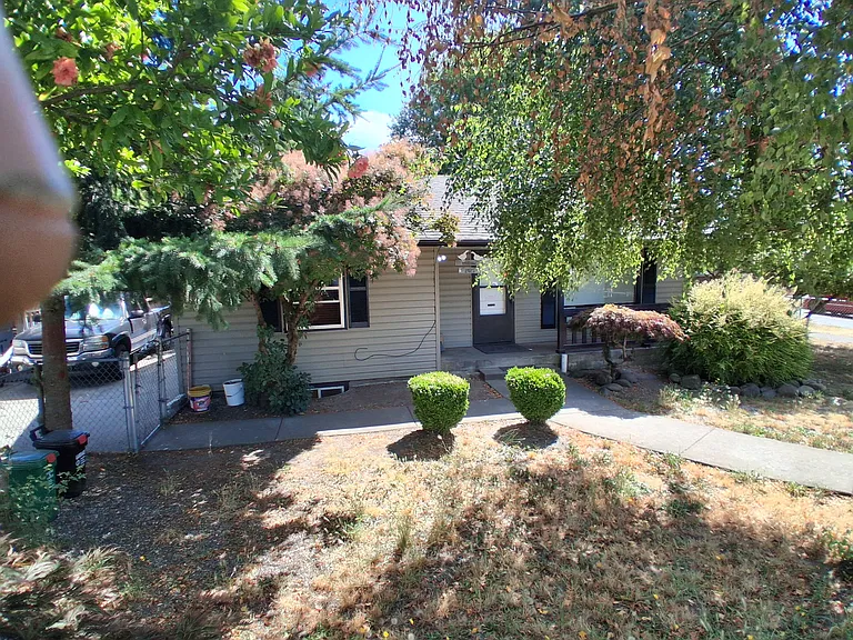2425 SW Barton St — Photo 1