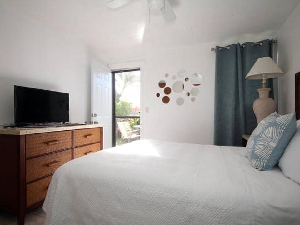 Queen bed, ceiling fan, two nightstands, two lamps, dresser, 32" TV. Not shown: a standard closet with sliding doors (it is not a walk-in closet).

Bed linens and pillows are provided.