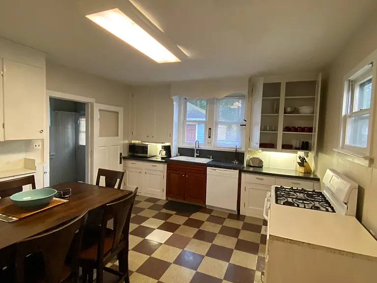 1031 Memorial Ave — Photo 11