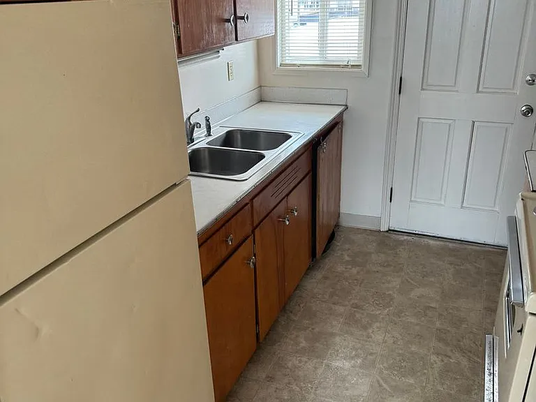 1445 W 6th Ave — Photo 11