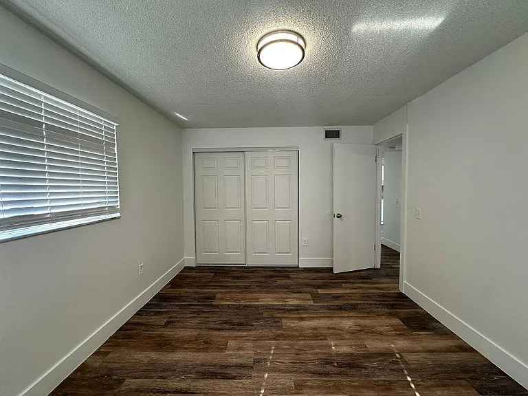 529 SW 4th St — Photo 29