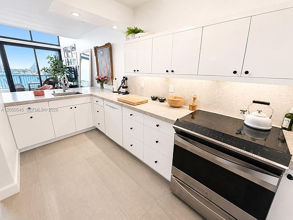 5th image of 555 NE 15th St APT T6