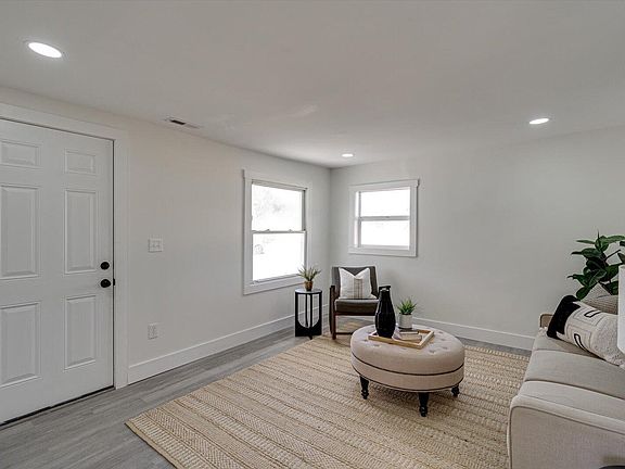 4th image of 1240 Eagle Park NE