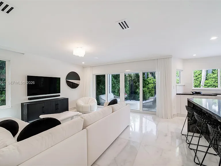 1316 N Venetian Way — Photo 39