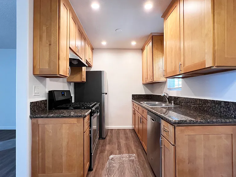 2540 S Barrington Ave #6 — Photo 10