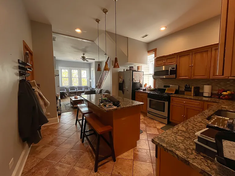 2541 W Cortland St #3 — Photo 4