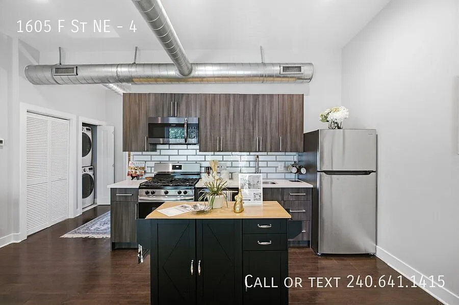 Modern Top-Floor 2 BR/1 BA Apartment with Vaulted Ceilings & Porch in Kingman Park! — Photo 4