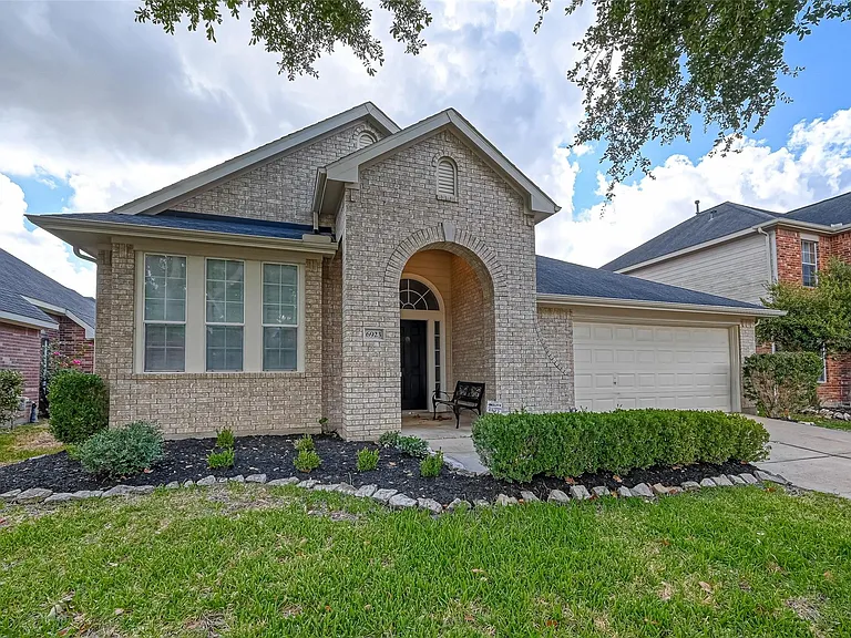 6923 Grants Hollow Ln — Photo 2