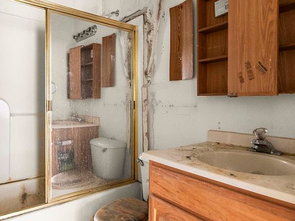 4th image of 2449 S 6th St