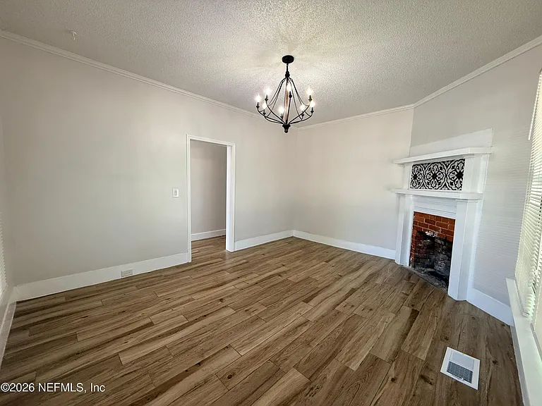 1226 Clark St — Photo 2