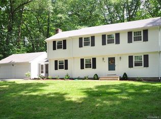 26 Musket Trl, Simsbury, CT 06070