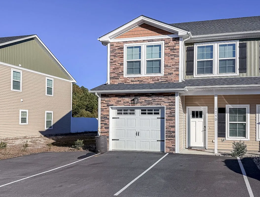 3 bed, 2.5 bath, 1800 sqft, $2,500 — Photo 1