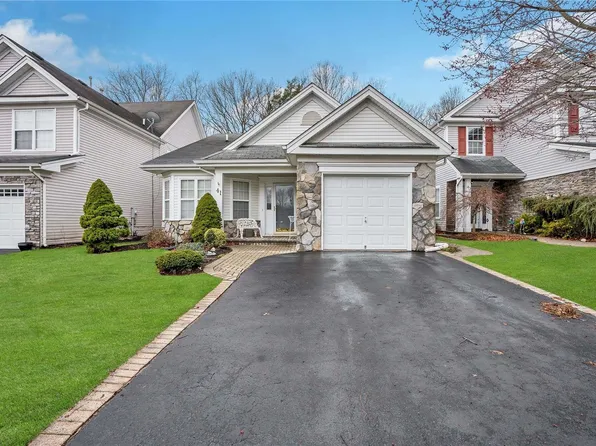 41 Madison Circle #41, Middle Island, NY 11953