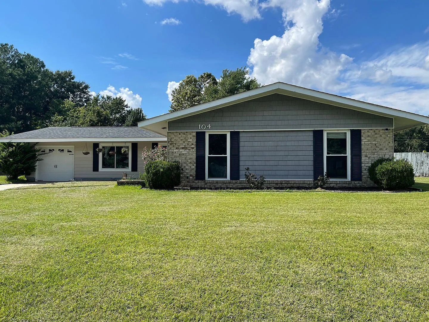 Beautiful 4 Bedroom Home — Photo 1