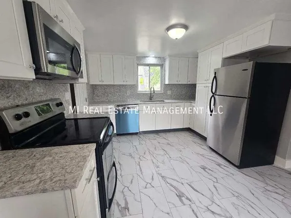 37 W McKinley Ave, Zeeland, MI 49464