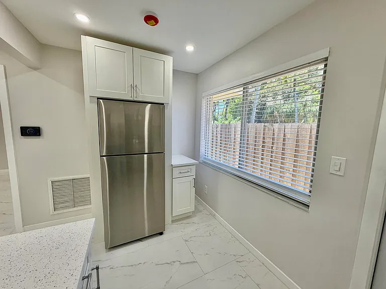 1652 NE 33rd St #B — Photo 7