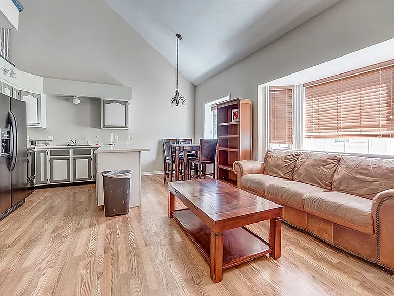 947 N University Ave #8 — Photo 4