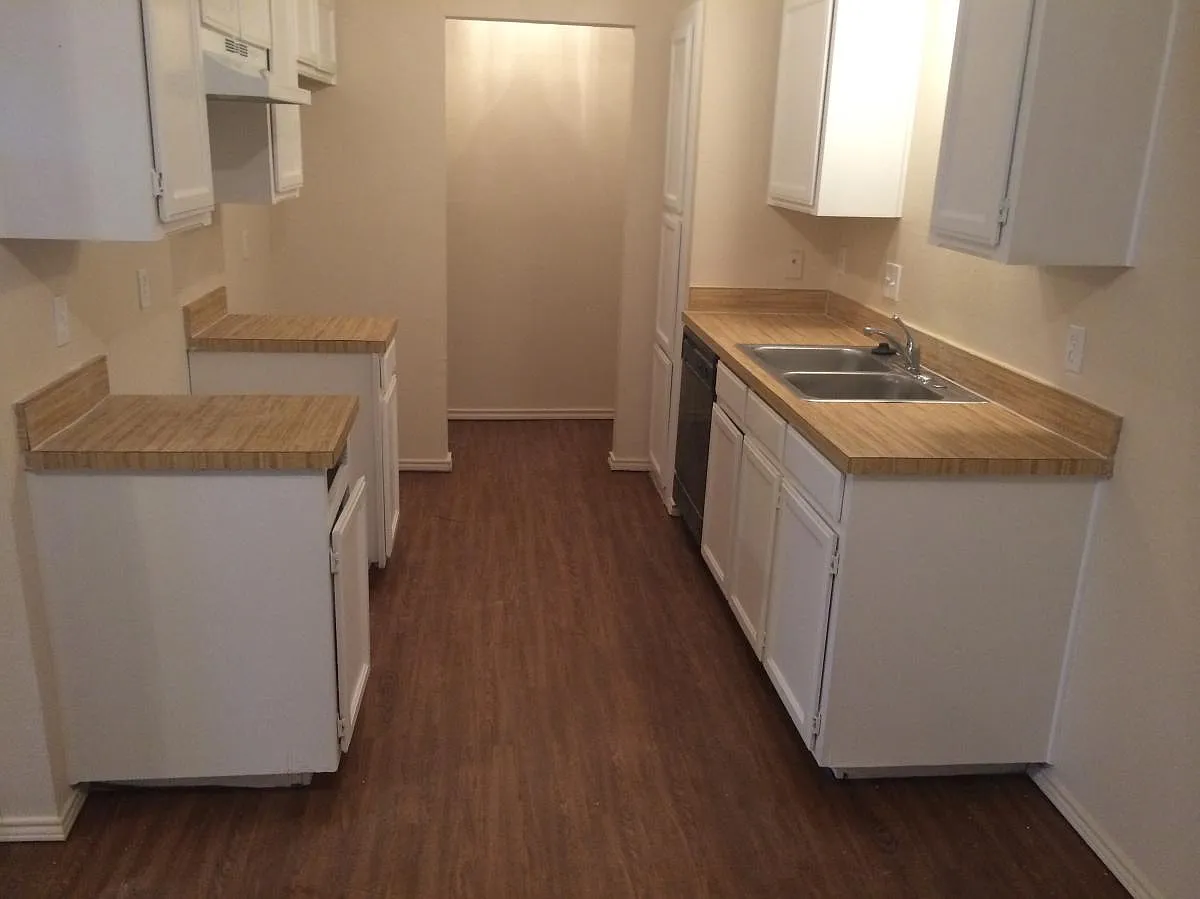 2 bed, 1039 sqft, $1,620 — Photo 3