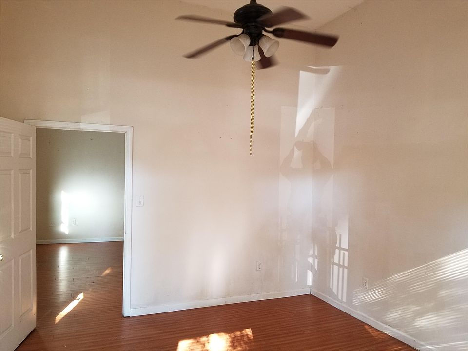 1st image of 2907 Banks St