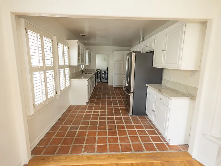 446 S La Peer Dr — Photo 3