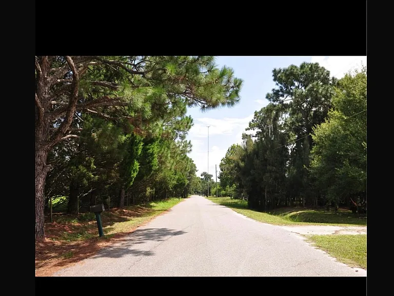 Amityville Dr — Photo 15