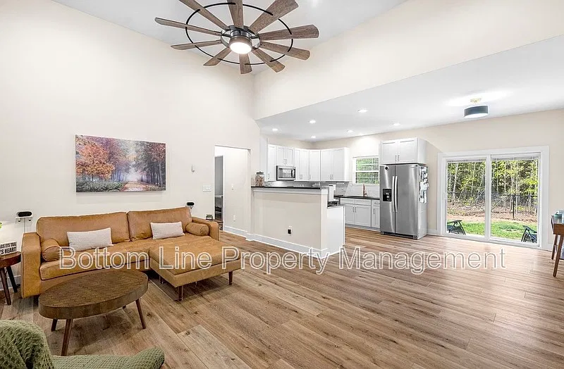 3 bed, 2.0 bath, 1435 sqft, $2,300 — Photo 4
