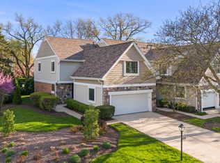 2566 Essex Dr, Northbrook, IL 60062