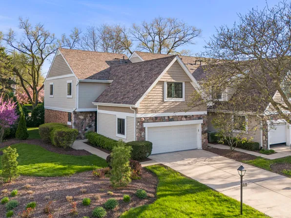 2566 Essex Dr, Northbrook, IL 60062