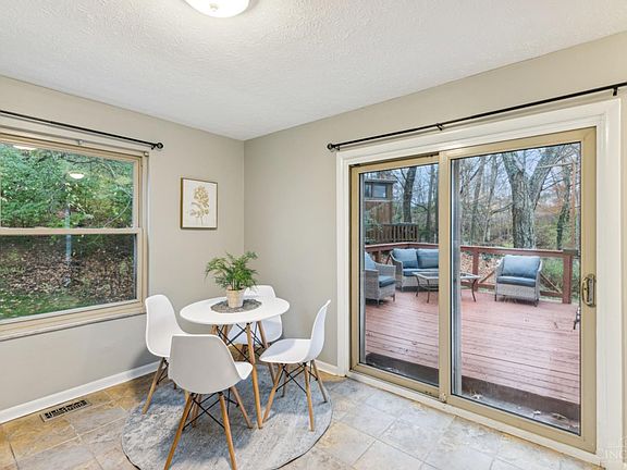 5th image of 7195 Honeywood Ct