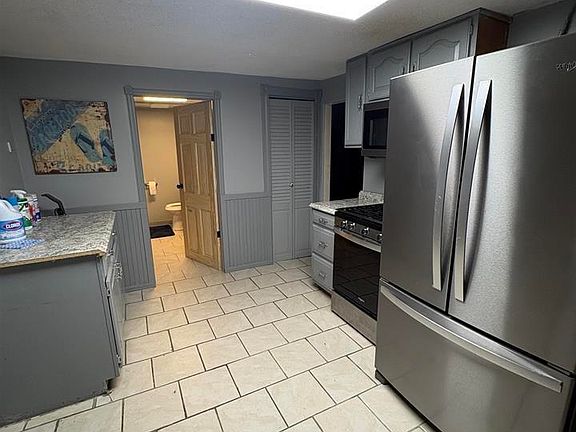 4th image of 704 Bay Rd