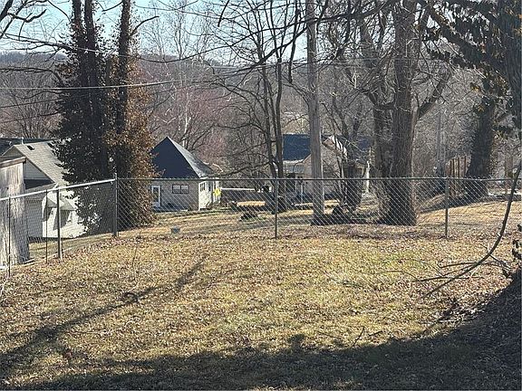 4th image of 606 Harmon St