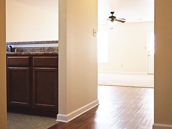 4th image of 702 Chatham Ct