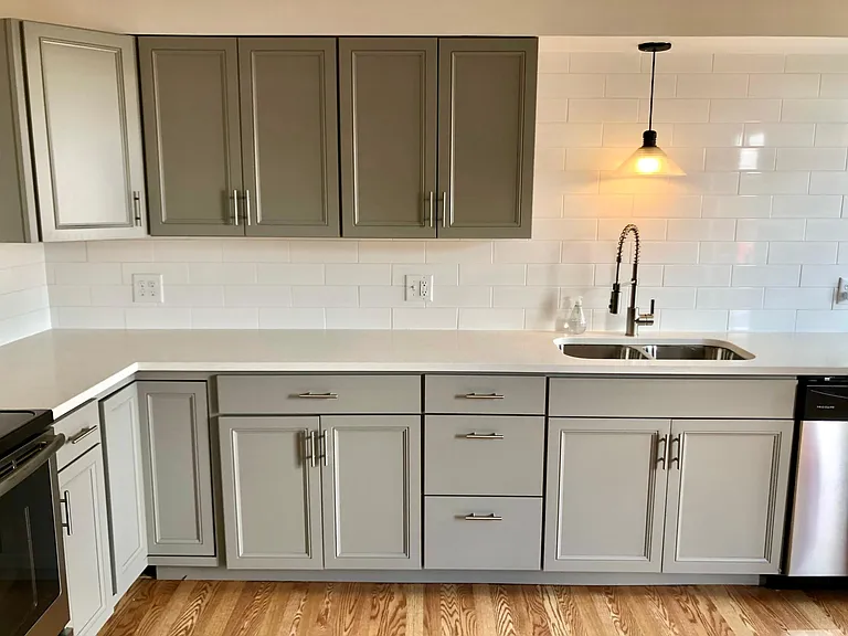 413 E Carson St — Photo 2