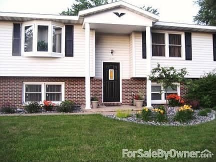 Front yard
						:
						Professionally landscaped yard, matured since 2009.