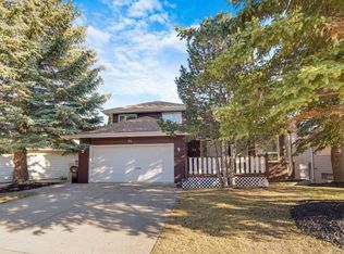 84 W Strathlorne Cres SW, Calgary, AB T3H 1M8