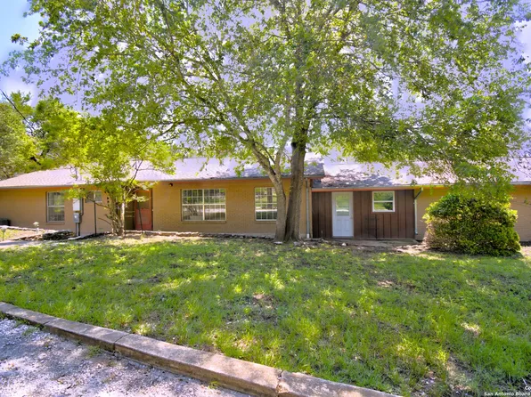 210 W Looker Dr, Ingram, TX 78025