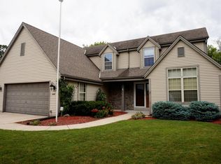 1074 Turnberry Dr, Pewaukee, WI 53072