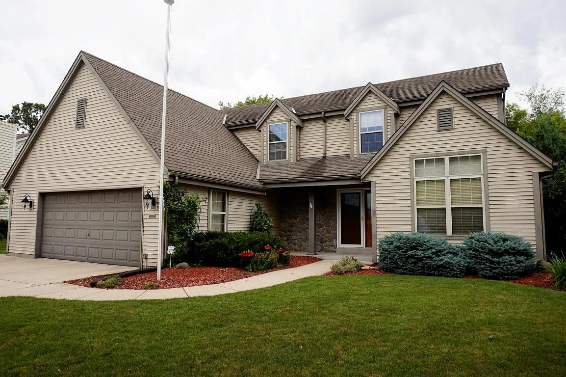 1074 Turnberry Dr photo 1