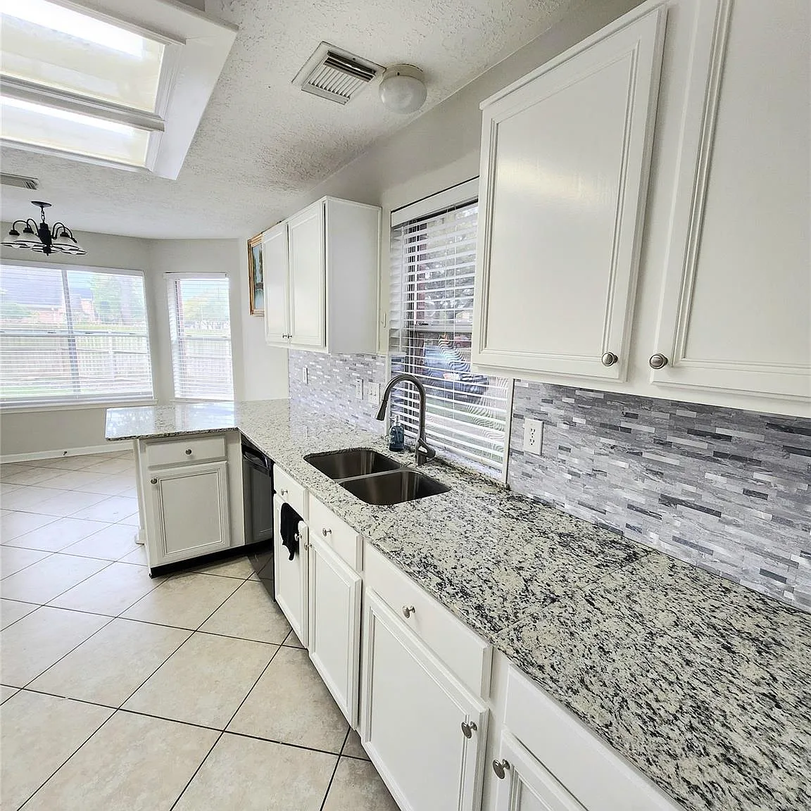 5 bed, 2.5 bath, 2798 sqft, $2,700 — Photo 4