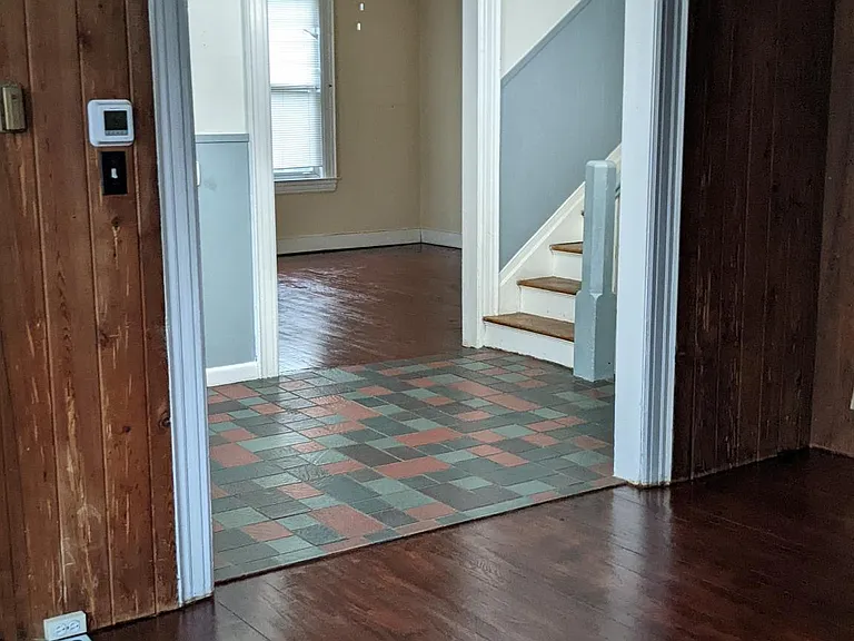 119 W Burke St — Photo 4