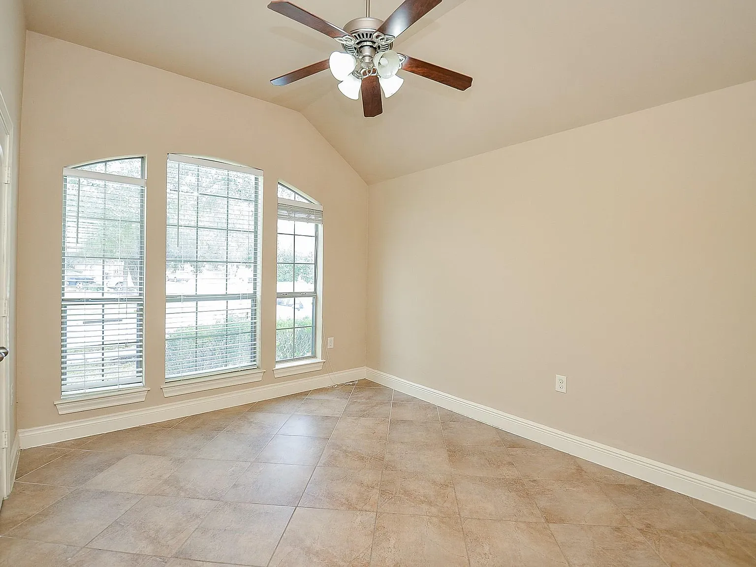 3 bed, 3.0 bath, 2620 sqft, $2,595 — Photo 4