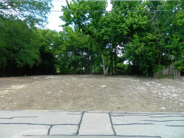 809 E 5th St, Bonham, TX 75418