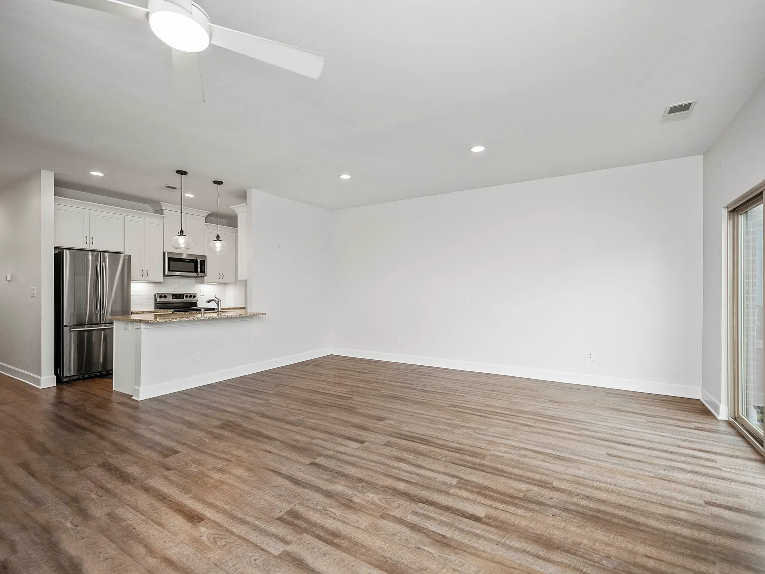 2 bed, 2.5 bath, 1600 sqft, $2,100 — Photo 3