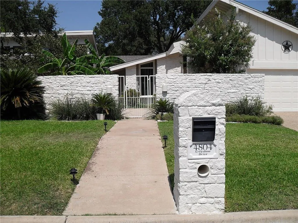 4 bed, 2.5 bath, 2354 sqft, $6,500 — Photo 2