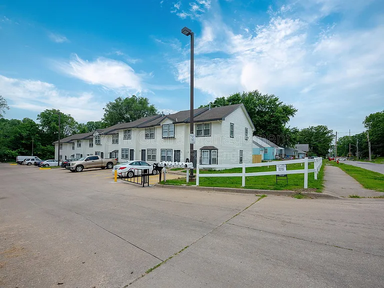 321 W South Ave — Photo 44